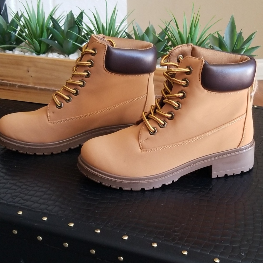 Lightweight stylish boot